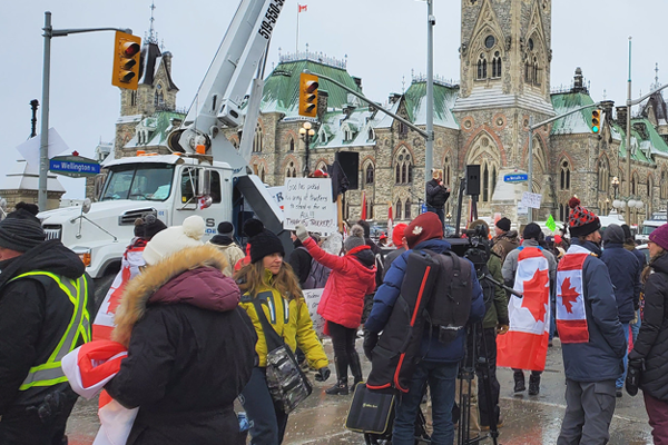 Truckers’ Freedom Convoy in Ottawa’s downtown, Winter 2021. Photo credit: lezumbalaberenjena on Flickr